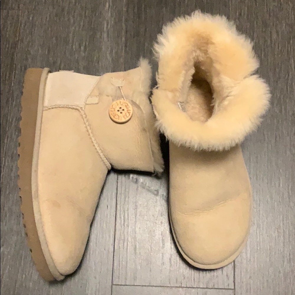 Ugg Bailey button size 7